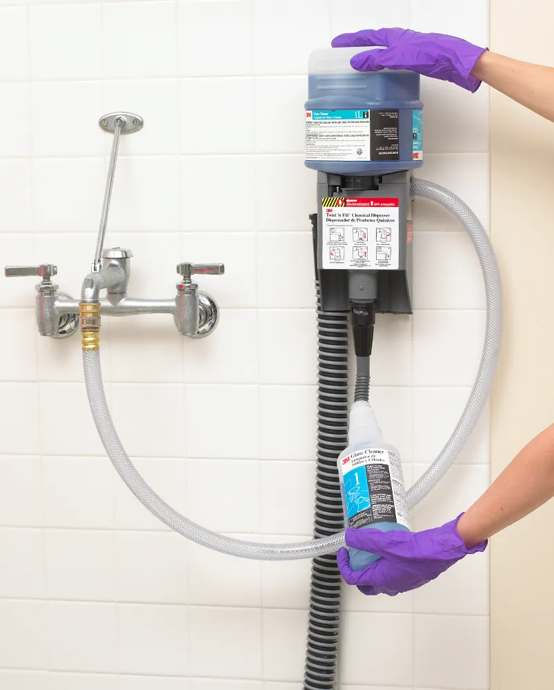 man dispensing chemicals in a spray bottle using 3M chemical management