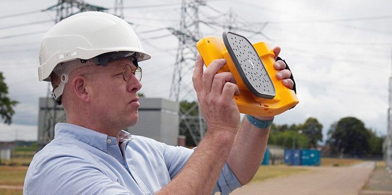 man analyzing and locating leaks and mechanical issues with Fluke ii910