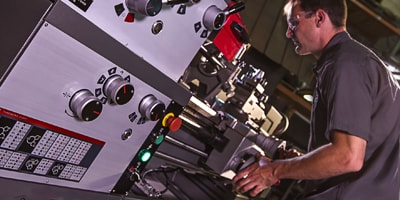 Man using a turning machine